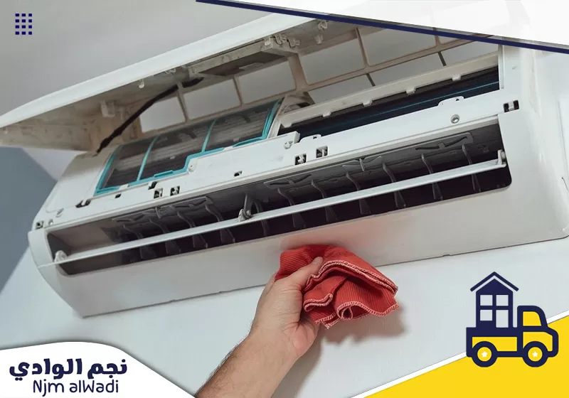تنظيف مكيف سبليت بعناية لإزالة الغبار وتحسين كفاءة التبريد وجودة الهواء داخل المنزل.
