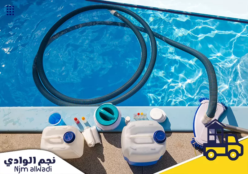 تنظيف وتعقيم المسابح باستخدام معدات مخصصة للحفاظ على نقاء المياه وسلامة الاستخدام.