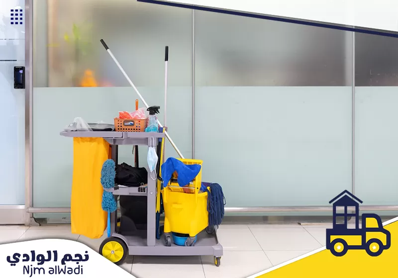 عربة تنظيف احترافية مجهزة بالأدوات والمستلزمات اللازمة لتنظيف المكاتب والمنشآت بكفاءة عالية.
