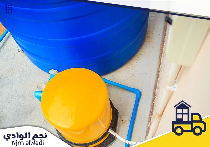 معدات تنظيف خزان مياه علوي بالمجمعة بجوار الخزان