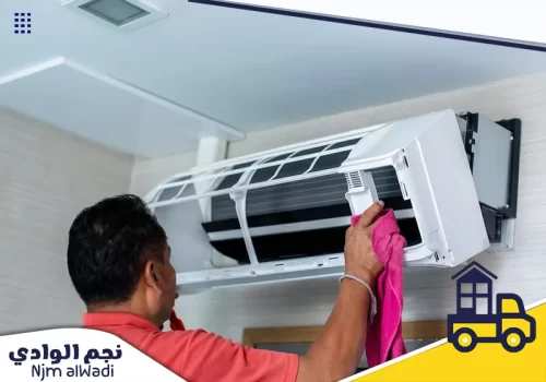 فني متخصص يفك غطاء المكيف وينظف مكوناته الداخلية دون الإضرار بالأجزاء الحساسة.