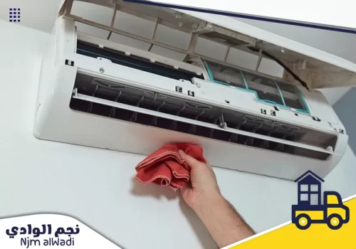 تنظيف واجهة وفتحات المكيف بعناية للحفاظ على المظهر وتحسين تدفق الهواء داخل الغرفة.