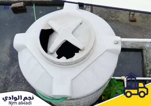 خطوات شركة تنظيف خزانات بالدرب 0541210318 نجم الوادي خزان مياه علوي بغطاء مكسور يحتاج إلى صيانة وتنظيف.