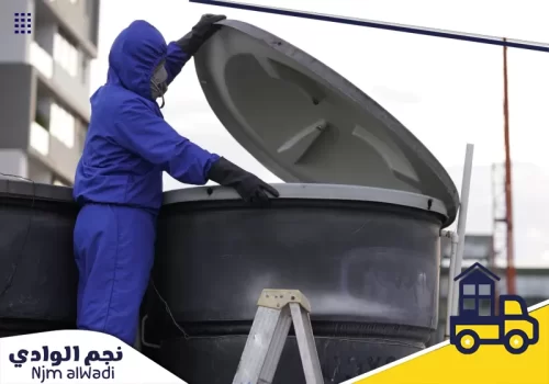 شركة تنظيف وعزل خزانات بالدرب 0541210318 نجم الوادي عامل يقوم بفحص خزان مياه علوي قبل بدء أعمال التنظيف والتعقيم.