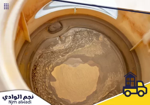 افضل شركة تنظيف خزانات بالدرب 0541210318 نجم الوادي خزان مياه قبل التنظيف تظهر به ترسبات وأوساخ متراكمة في القاع.