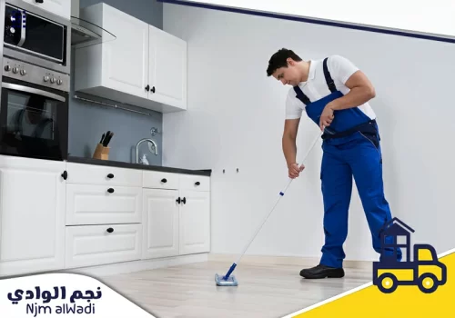 شركة تنظيف بالخبر 0501044966 تنظيف بيوت عامل ينظف أرضية المطبخ بممسحة عملية للحفاظ على نظافة المنزل اليومية