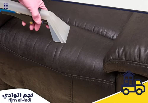 تنظيف الأثاث الجلدي باستخدام أدوات متطورة لضمان مظهر جديد.