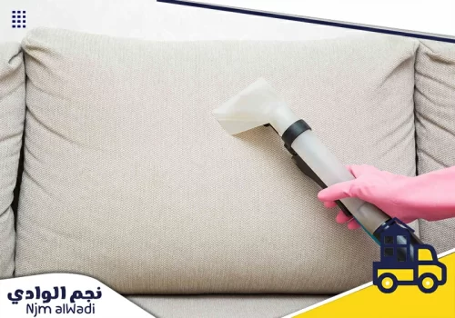 فني تنظيف الأثاث يضمن لك راحة البال مع خدمة تنظيف عالية الجودة.