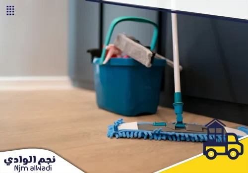 تنظيف الأرضيات باستخدام ممسحة مع دلو لتنظيف عميق يضمن نظافة المكان.