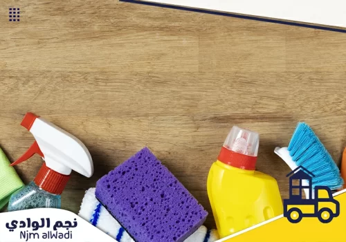 مجموعة متنوعة من أدوات التنظيف تشمل منظفات، إسفنجات، وأدوات مسح لضمان تنظيف فعّال.
