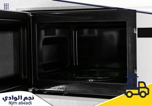 داخل فرن الميكروويف بعد تنظيفه، يبدو جديدًا وخاليًا من أي تراكمات.
