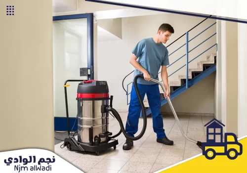 افضل شركة تنظيف بمكة 0501044966 نجم الوادي عامل نظافة يستخدم مكنسة كهربائية صناعية لتنظيف المساحة التجارية.