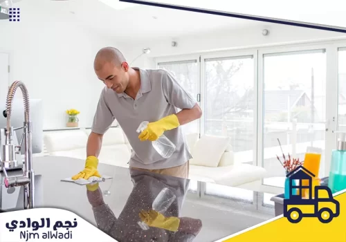 شركة تنظيف مطابخ بمكة 0501044966 نجم الوادي فني تنظيف يرتدي القفازات يحرص على إتمام العمل بأعلى جودة ليمنحك بيئة منزلية نظيفة وآمنة.