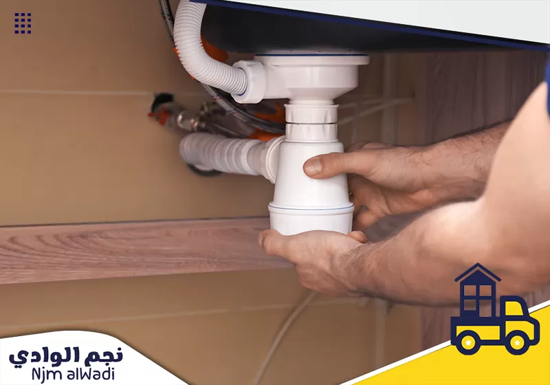 سباك شاطر يعمل على تركيب معدات ومكونات الحوض