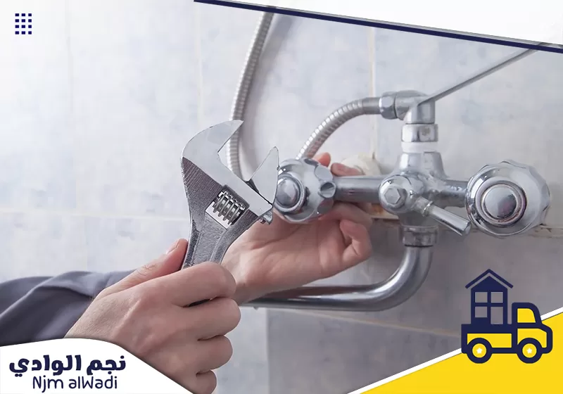 استخدام المفتاح لربط مواسير خلاط الدش والتأكد من الربط السليم وعدم التسريب