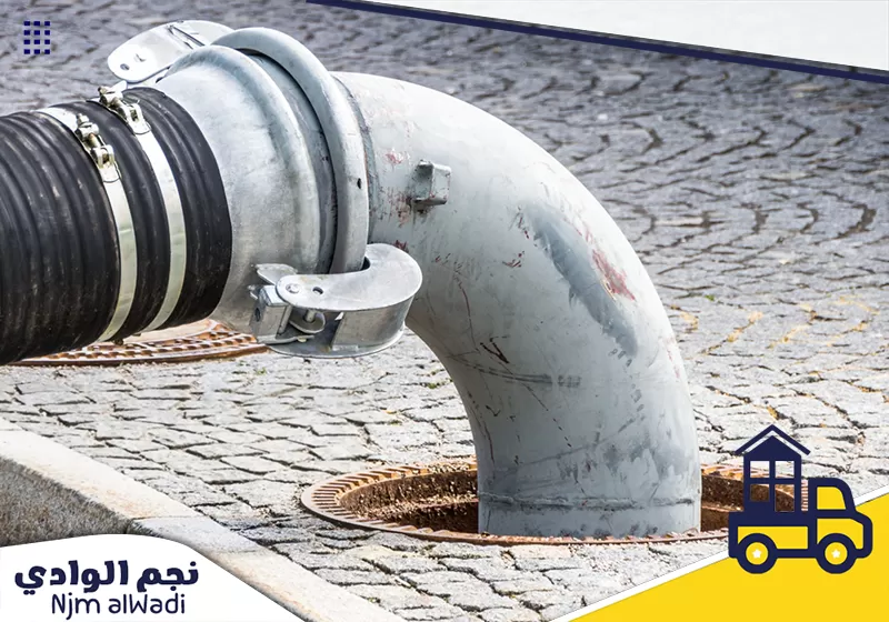 سيارة شفط مجاري تعمل على سحب مياه الصرف من مواسير الصرف