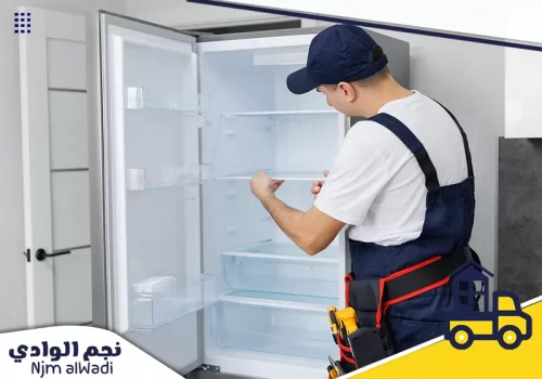 صيانة ثلاجات منزلية حفر الباطن 0535475547 نجم الوادي فني يقوم بتركيب رف داخل ثلاجة مفتوحة؛ خدمة صيانة ثلاجات منزلية حفر الباطن.