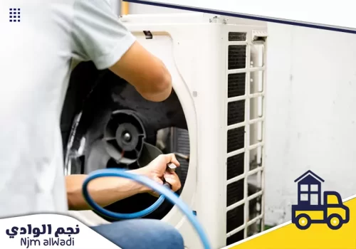 صيانة مكيفات سبليت بالدرعية 0535475547 نجم الوادي فني يقوم بغسل الوحدة الخارجية لمكيف الهواء بالماء صيانة مكيفات سبليت بالدرعية