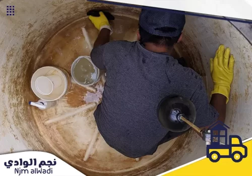 فني شركة تنظيف خزانات بالدمام 0501044966 نجم الوادي فني شركة تنظيف خزانات بالدمام يقوم بفرك وتطهير جدران الخزان من الداخل بعناية فائقة.
