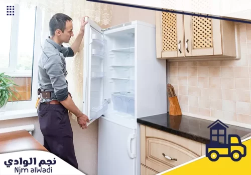 اصلاح ثلاجات حفر الباطن 0535475547 نجم الوادي فني متخصص يقوم بفتح وفحص الثلاجة في مطبخ منزلي، خدمة اصلاح ثلاجات حفر الباطن.