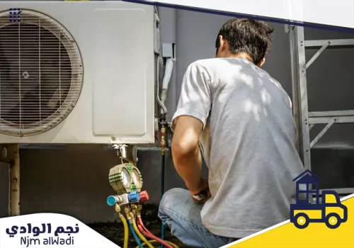 فني مكيفات بالدرعية 0535475547 نجم الوادي فني مكيفات بالدرعية يقوم بفحص مستوى غاز الفريون للوحدة الخارجية للمكيف لضمان جودة التبريد.