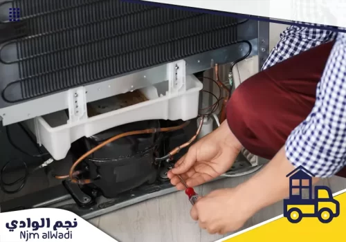تصليح ثلاجات حفر الباطن 0535475547 نجم الوادي فني يستخدم مفكاً لإصلاح الجزء الخلفي من الثلاجة في خدمة تصليح ثلاجات حفر الباطن.