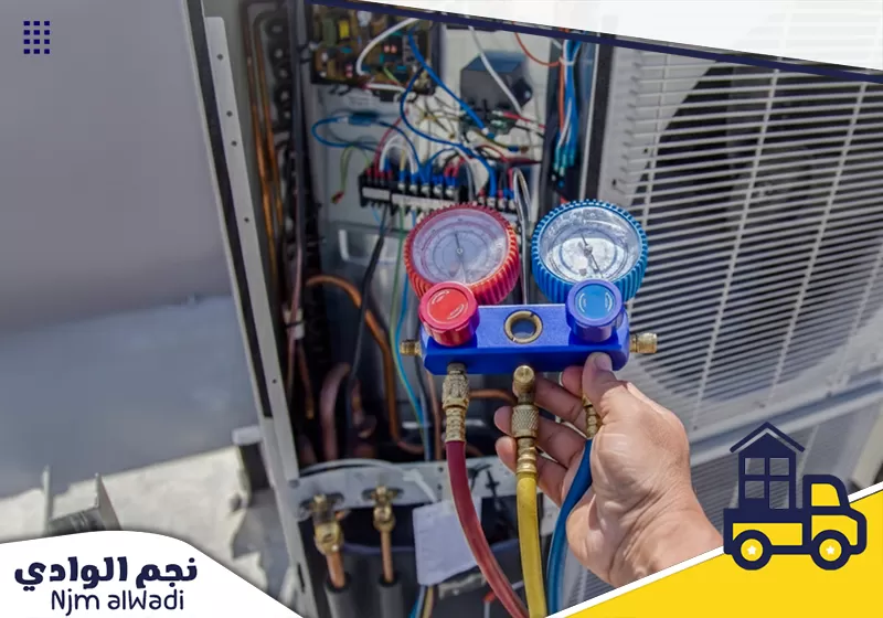 شركة تنظيف وصيانة مكيفات بالدرعية 0535475547 نجم الوادي استخدام مقياس ضغط الفريون من شركة تنظيف وصيانة مكيفات بالدرعية لفحص الوحدة الخارجية للمكيف.