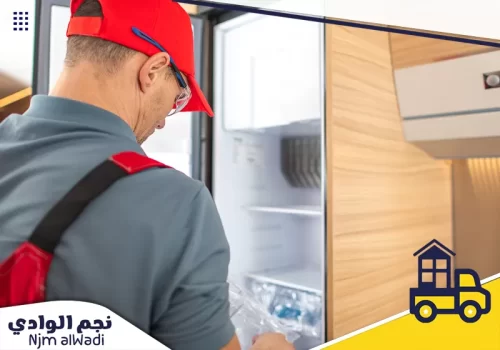 فني صيانة ثلاجات حفر الباطن 0535475547 نجم الوادي فني صيانة ثلاجات حفر الباطن يفحص ثلاجة مفتوحة من الخلف.