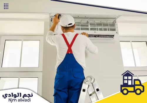 صيانة مكيفات بالدرعية 0535475547 نجم الوادي فني على سلم ينظف فلاتر مكيف سبليت مفتوح في خدمة صيانة مكيفات بالدرعية.