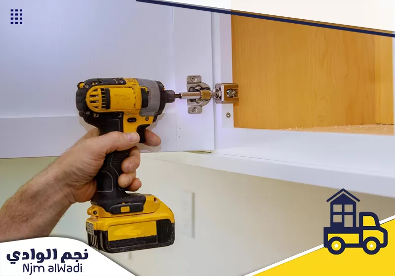 تفصيل أبواب فواصل وأبواب أكرديون بالرياض | شركة نجم الوادي | 01009716557 فني تصليح أبواب خشبية بالرياض بالرياض يثبت مفصلات باب خشبي باستخدام أدوات الصيانة لضبط الحركة.