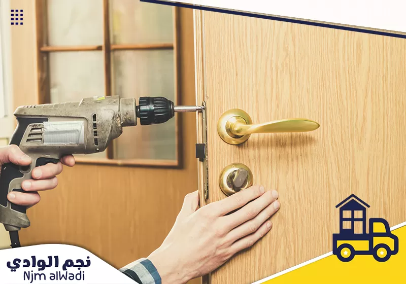 تركيب وصيانة الأبواب الداخلية والخارجية بالرياض |شركة نجم الوادي |01009716557 نجم الوادي ينفذ أعمال صيانة وتركيب مقابض وأجزاء الأبواب الخشبية بدقة باستخدام أدوات متخصصة.