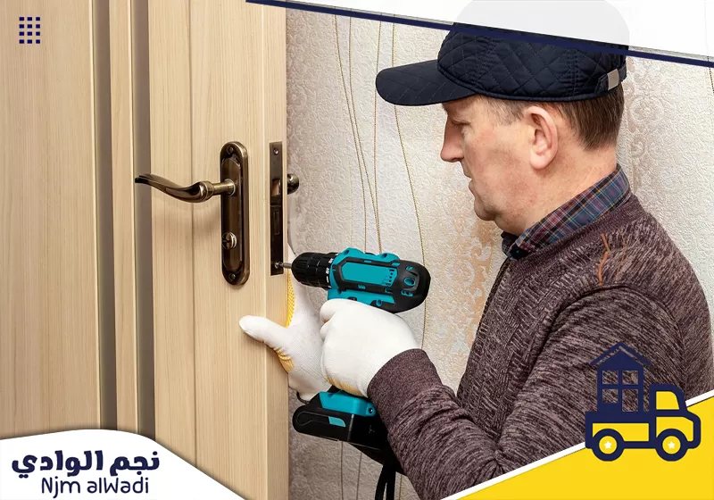 دهانات وتجديد الأبواب الخشبية بالرياض | شركة نجم الوادي | 01009716557 فني نجم الوادي يصون قفل باب خشبي ويضبط أجزاءه باستخدام المثقاب لضمان سهولة الفتح والإغلاق بالرياض.