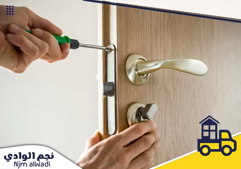 تركيب أبواب سحب خشب بالرياض | شركة نجم الوادي | 01009716557 فني يضبط قفل ومقبض باب خشبي بالمفك لمعالجة آلية الإغلاق وتحسين استخدام الباب ضمن أعمال الصيانة.