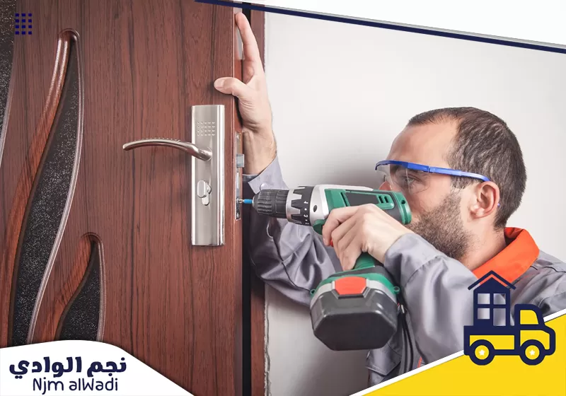 منجرة أبواب خشب بالرياض | شركة نجم الوادي | 01009716557 فني يثبت قفل ومقبض باب خشبي باستخدام أدوات الصيانة لتنفيذ إصلاحات الأبواب بالرياض.