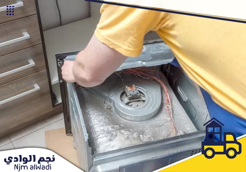 فحص مروحة الفرن والتوصيلات الداخلية بعد فك الغطاء الخلفي لتحديد سبب ضعف توزيع الحرارة وأعطال التشغيل
