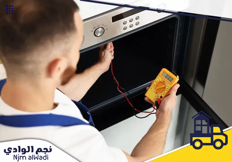 تشخيص أعطال الفرن الكهربائي بجهاز قياس رقمي لفحص المكونات الداخلية وتحديد موضع الخلل قبل بدء الإصلاح