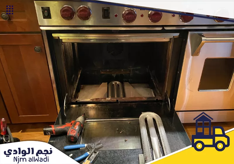 نجهز أدوات الفك وقطعة التسخين بجوار الفرن المفتوح تمهيدًا لأعمال التركيب والصيانة.