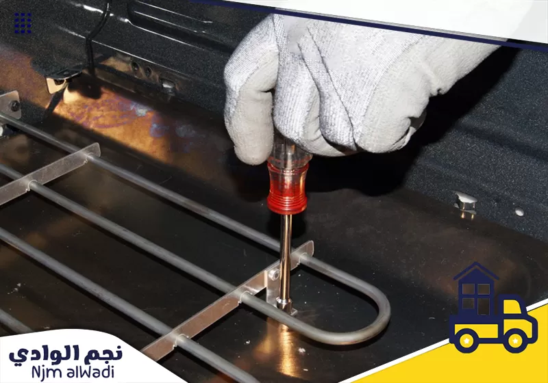 استخدام مفكًا لإحكام مسمار تثبيت سخان الفرن الداخلي مع مراعاة سلامة الأجزاء المحيطة.