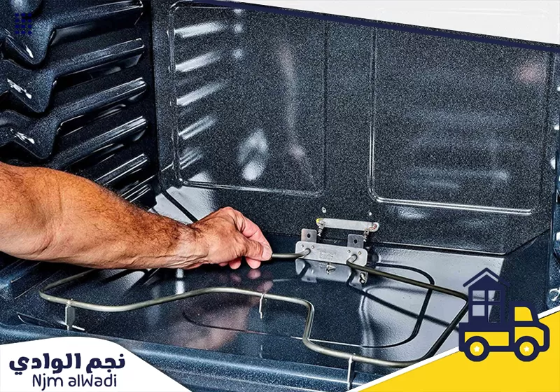 نفحص تثبيت عنصر التسخين داخل الفرن ونراجع موضع توصيله بالجدار الخلفي.